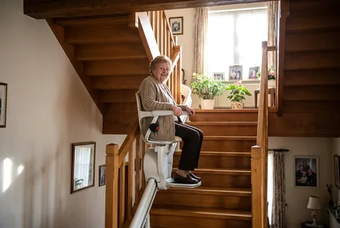 Elektrische traplift op een rechte trap in een gezinswoning